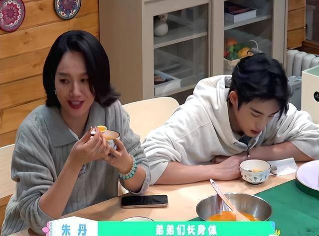 原创            朱丹被指重男轻女，怒怼网友，直言：我们从未让女儿留级！