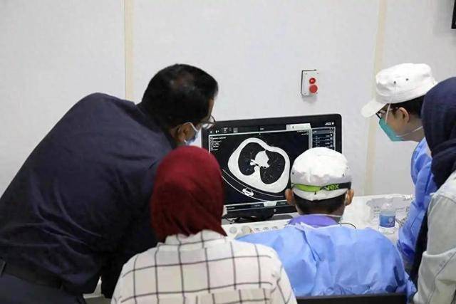 61岁大妈常用菊花泡茶喝，4个月后去体检，医生诧异：每天喝的啥