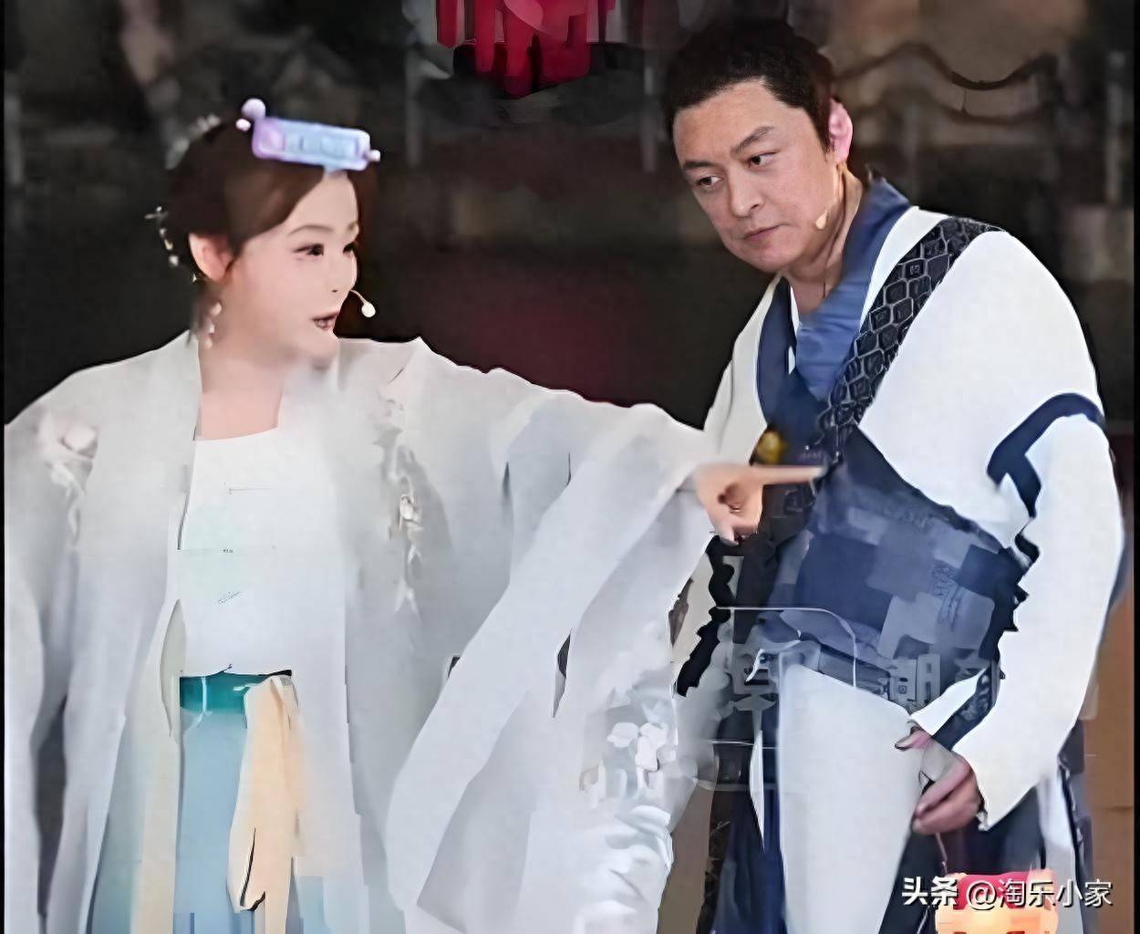 原创            后脑着地闷响！63岁马景涛宋城直播时晕倒，主持人尖叫断播！