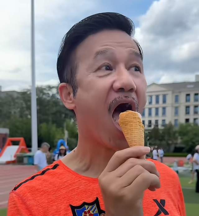 原创            65岁李子雄真乃老当益壮！参加8岁儿子学校活动，戴假发状态大勇