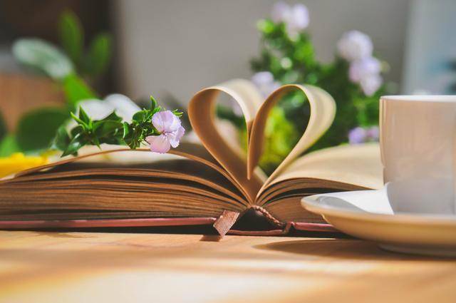 男人对你这3种不同寻常的关注，潜台词是：我看上你了