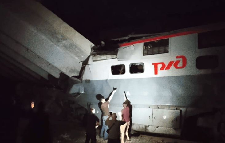 突发！“不明身份者引爆4个爆炸装置”，俄罗斯一桥梁坍塌致火车脱轨，数十人伤亡