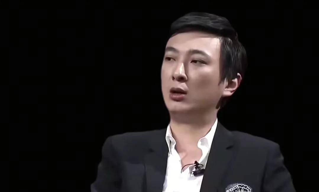 原创            同为富二代，王思聪忙着谈恋爱，公司被何猷君收购，两点体现差距