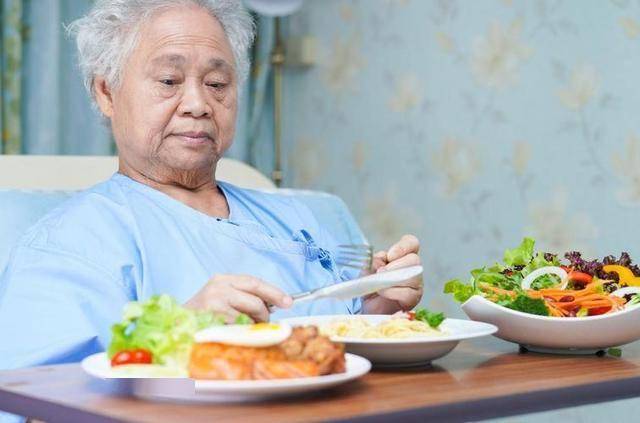 医生提醒：夏季炎热，冠心病患者少吃这4种晚餐，别吃错了