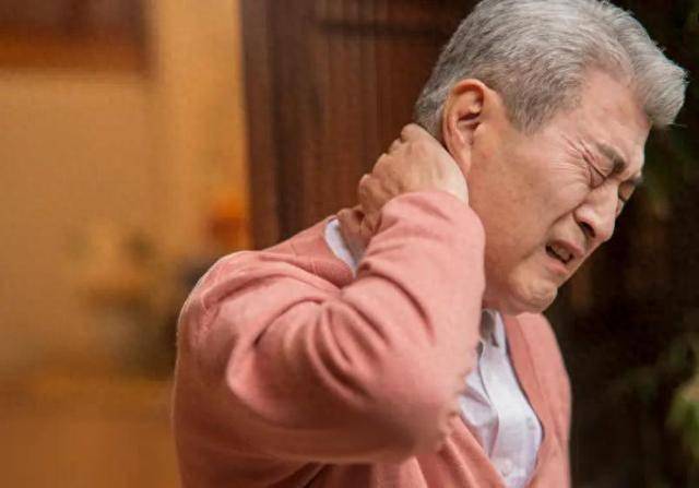 人患颈椎病不是无缘无故！医生发现：患颈椎病的人，离不开这4点