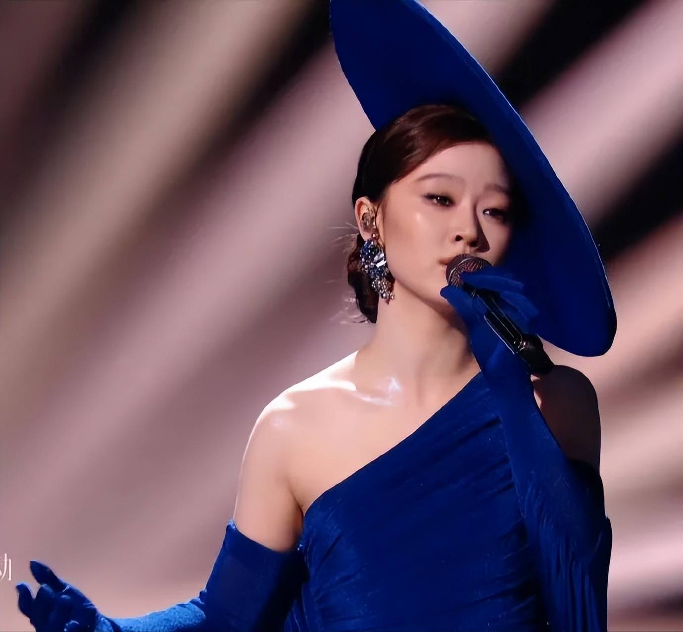 原创            单依纯是顶了个飞碟来唱歌吗？唱新歌和造型都惨遭吐槽