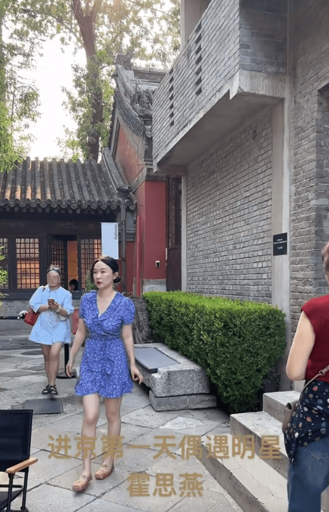 原创            霍思燕被偶遇，看着并不胖也就110斤，发缝好大鼻子上多了颗痣