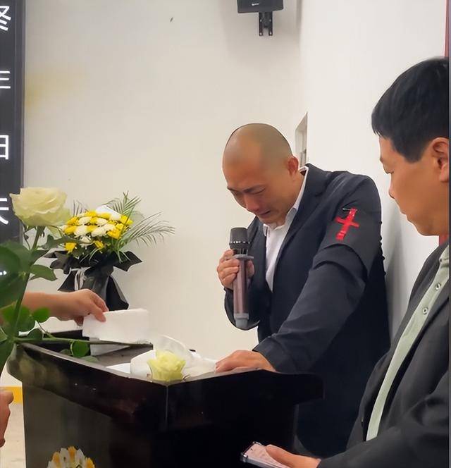 原创            奇娜丈夫再次暴哭！父亲节仨孩子联手制造惊喜，却只收到一个杯子