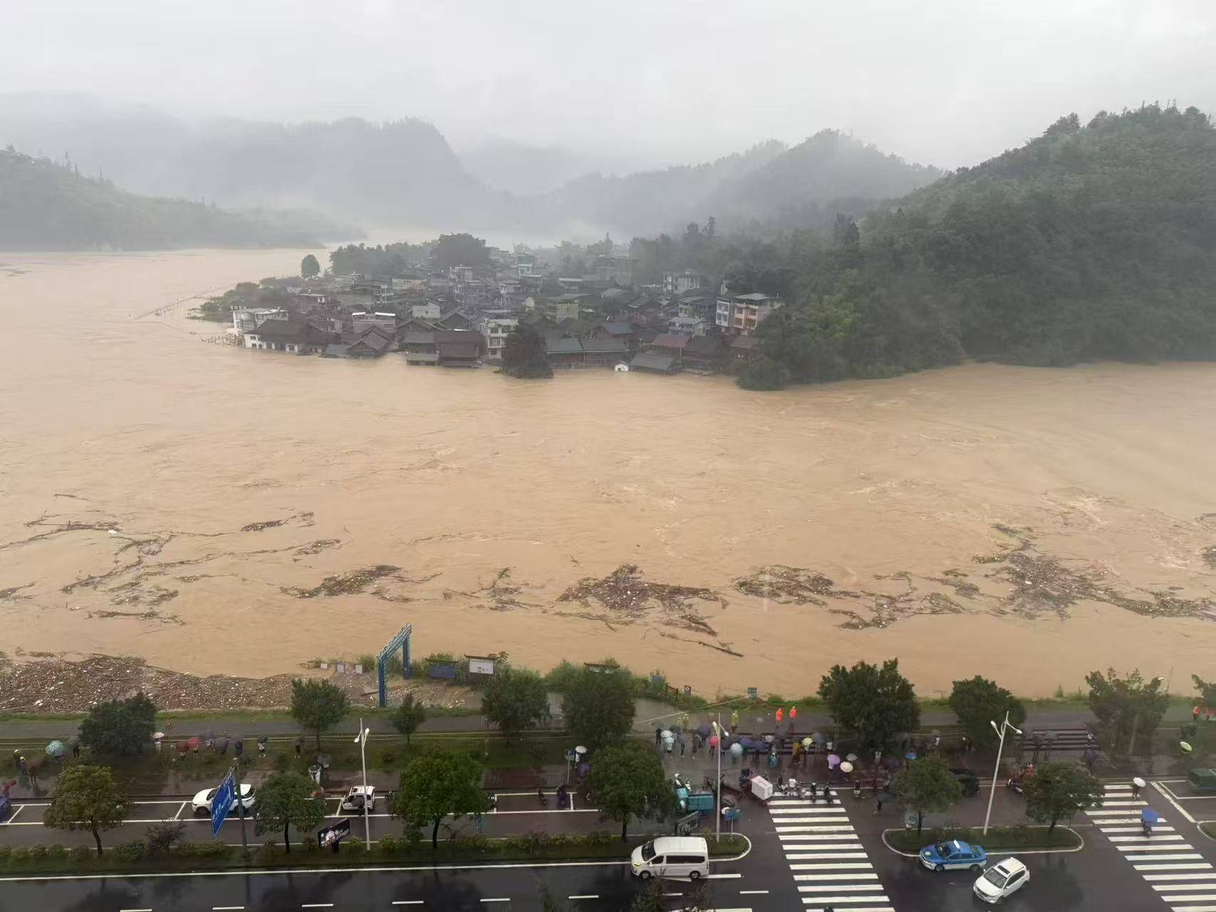 贵州榕江一女子挪车时被洪水冲进地下车库：体重不足80斤，靠游泳自救逃生