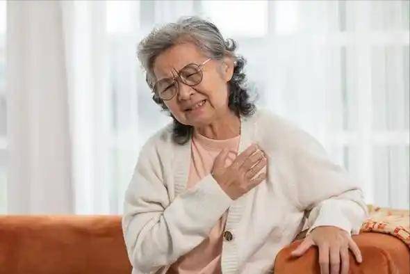 天气变热，医生劝告心衰患者：晚上宁可散散步，也别轻易做3件事