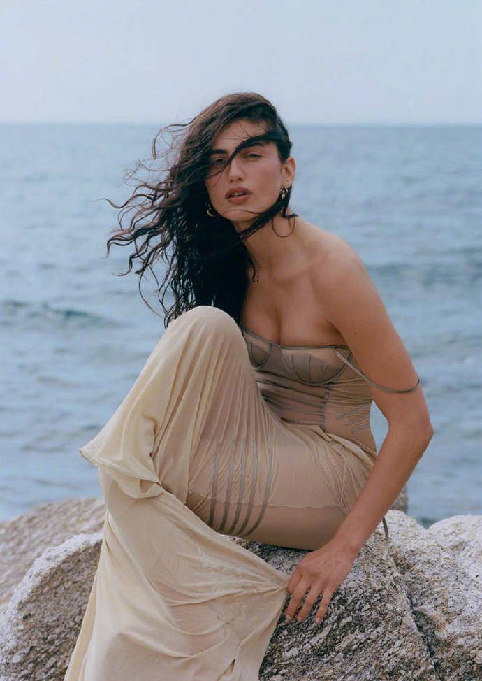 Paola Manes海边惬意拍时尚大片 身材纤细颜值能打