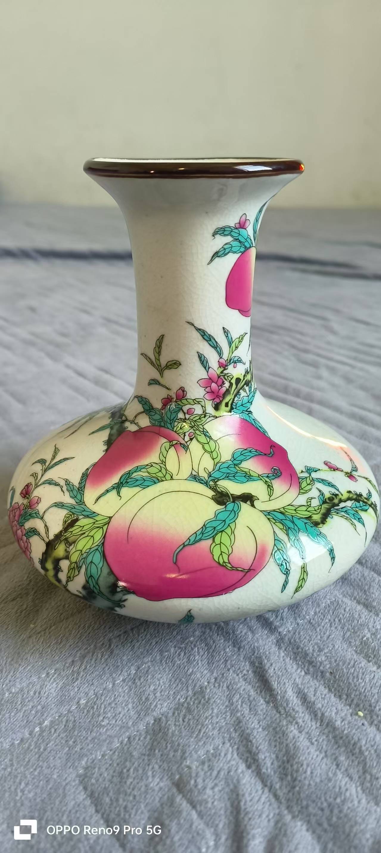 瓷韵风华：粉彩花果纹荸荠瓶鉴赏