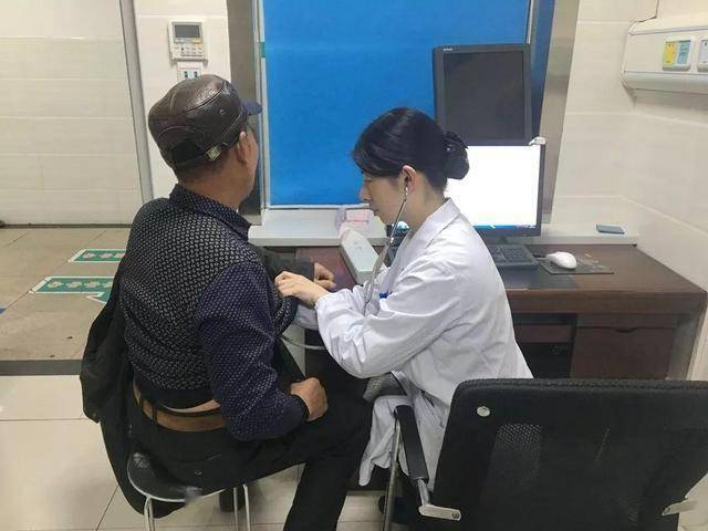 天气炎热，医生提醒肝炎病人：宁可躺着不动，也别养成4个恶习