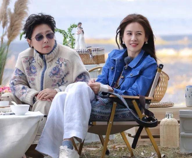 原创            黄圣依妈妈反对女儿下嫁，因三点对杨子不满，二人离婚后差距拉开