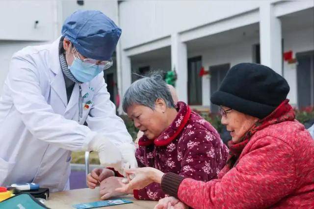 内分泌科医生告诫：长期使用胰岛素的人，别碰这3物，当心并发症