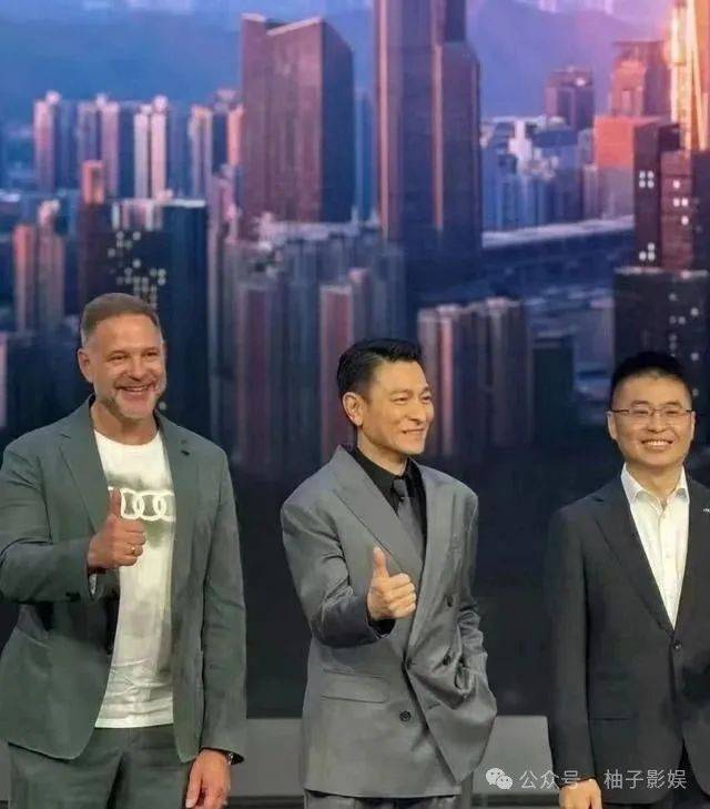 原创            63岁刘德华现身车展被拍，穿一身灰色西装帅到极致，顶流男神气场全开