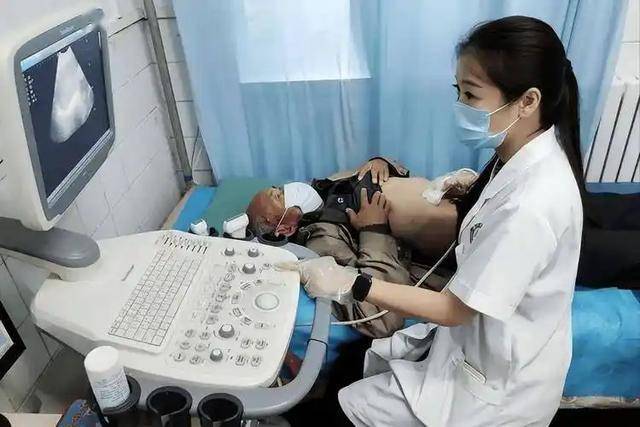 少碰2种维生素，国外研究发现：乱吃维生素的人，肝损伤风险增加