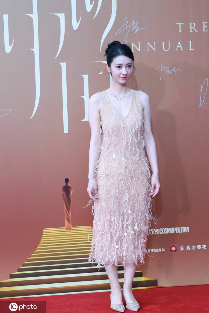 陈姝君亮相2025中国时尚产业盛典红毯活动