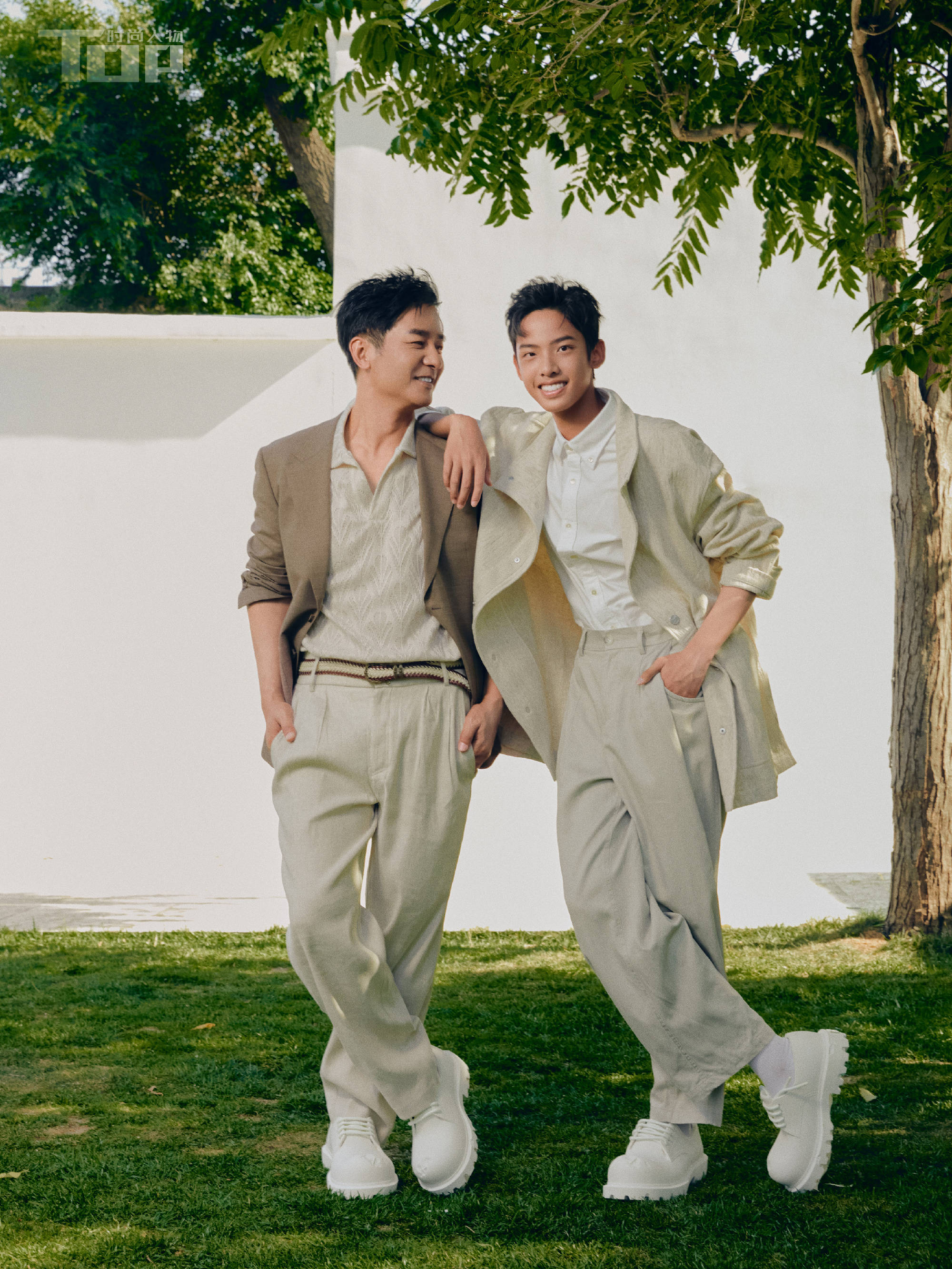 郭晓冬和儿子同拍杂志 父子俩穿米色西装潇洒帅气
