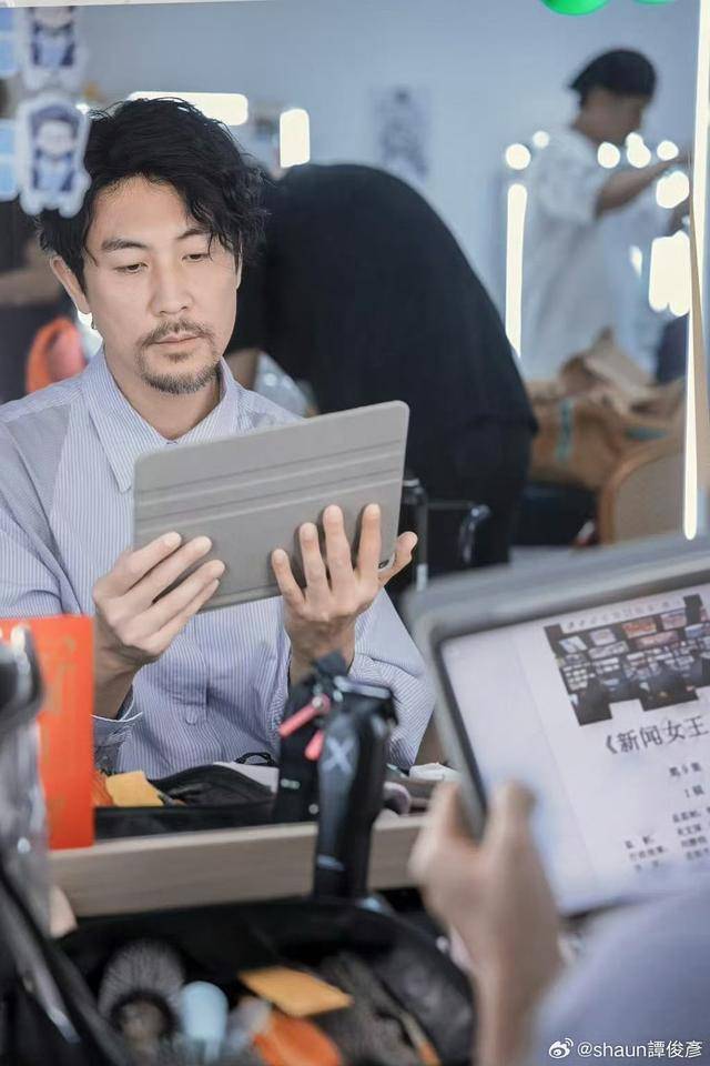 TVB视帝携妻为女儿庆生！10岁小家伙被指像爷爷，一家四口太温馨