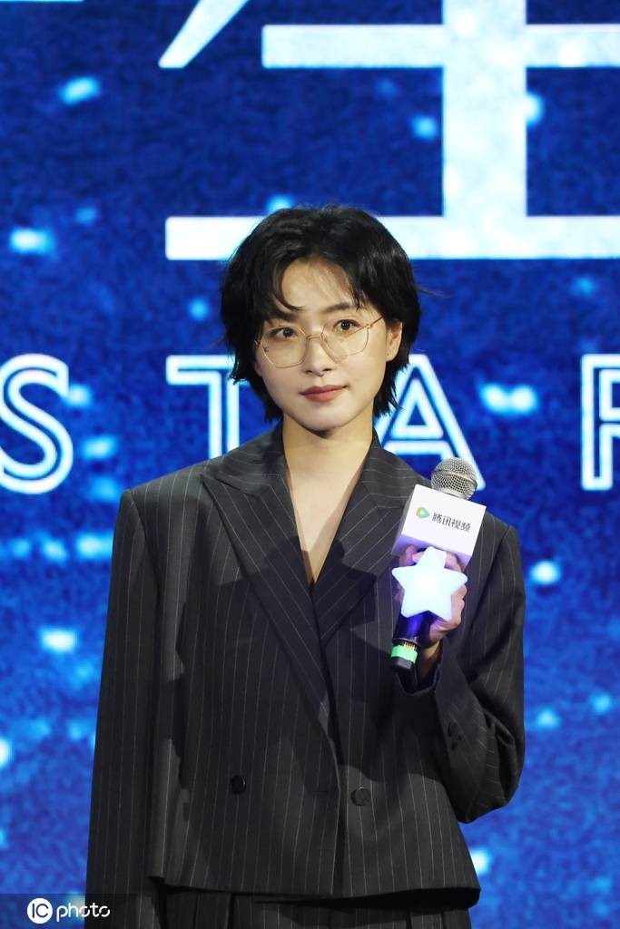 万茜随《群星》剧组亮相2025腾讯视频鹅剧派对