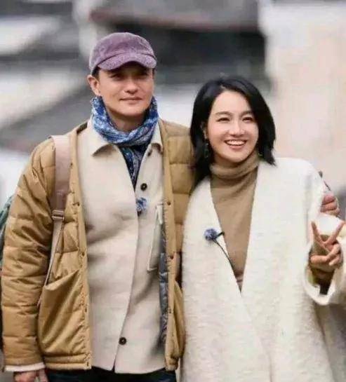 原创            朱丹在桃花坞分鸡腿给两位弟弟，宁静：你是不是特别爱男孩