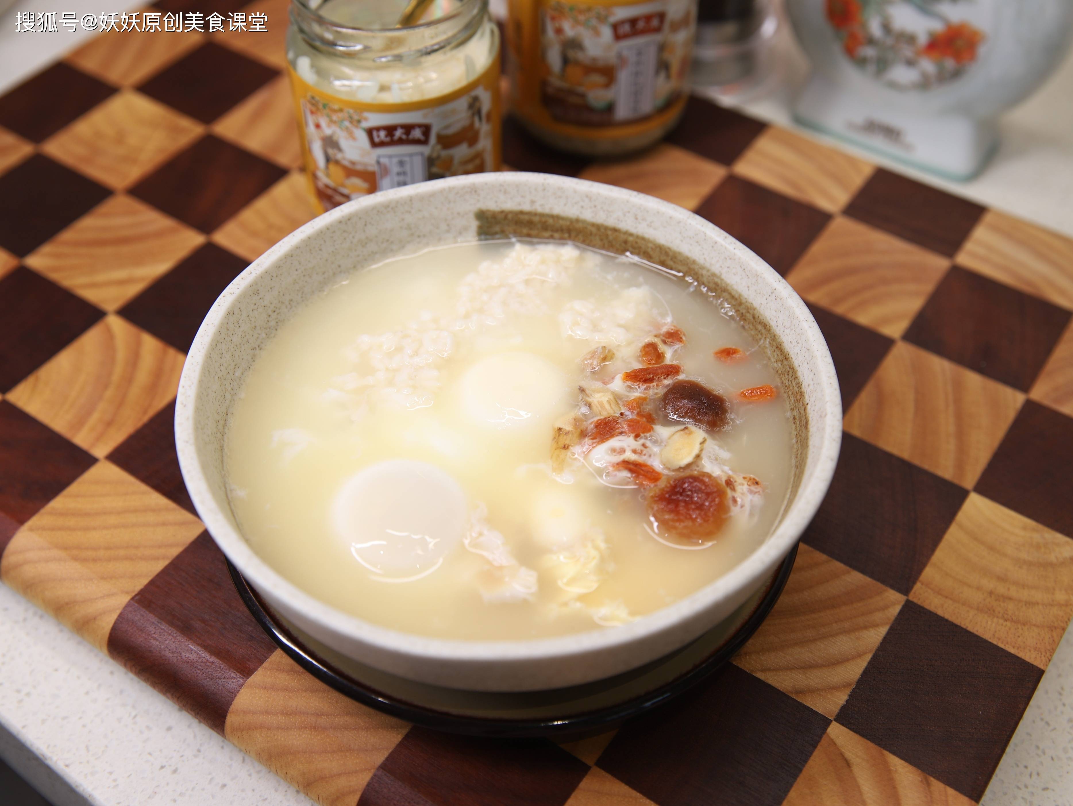 原创            老中医建议，女人多喝这碗养颜水，坚持一个月，小脸干净白里透红