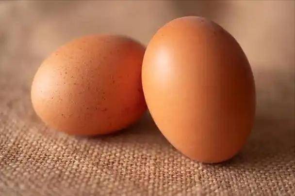 一天一个鸡蛋，高血压的几率会增大？医生告诫：这3类人别跟风吃