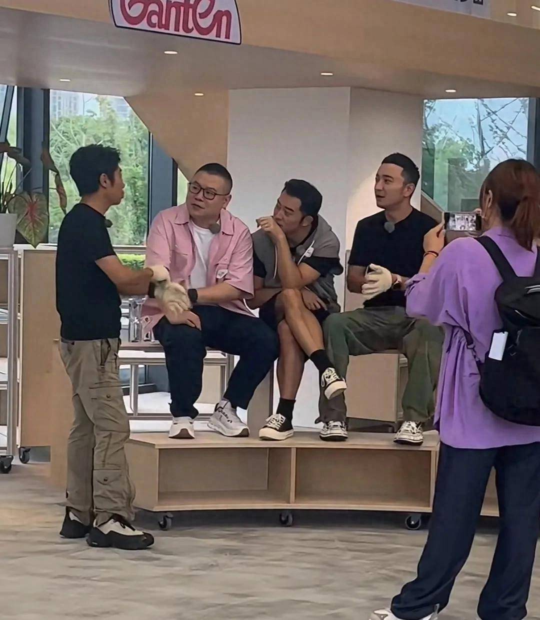 原创            49岁撒贝宁录综艺，9位明星仅他认真干活，他长红数年不是没道理