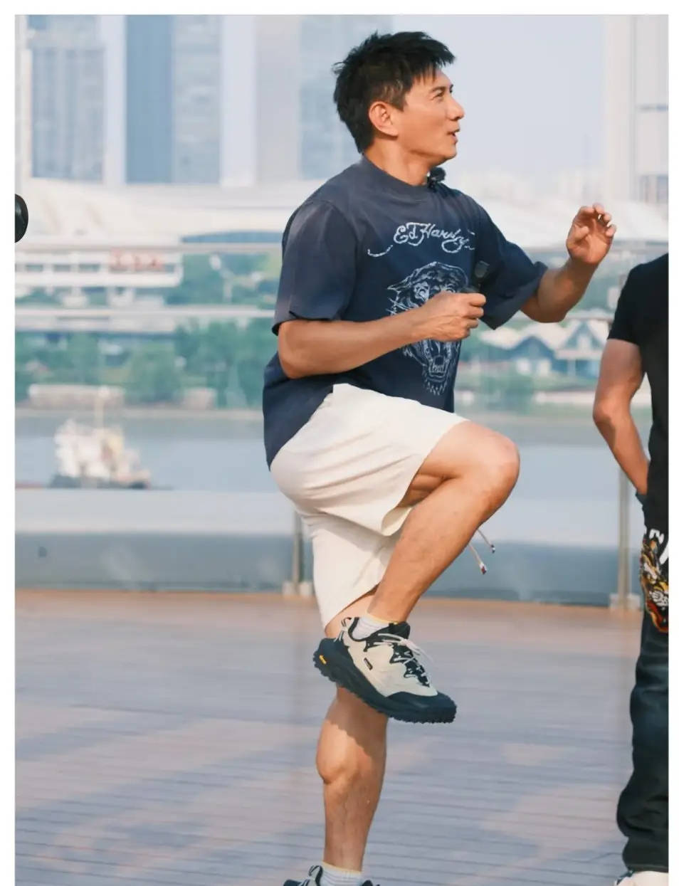 吴奇隆穿运动套装活力满满 与好友互动合照状态超好