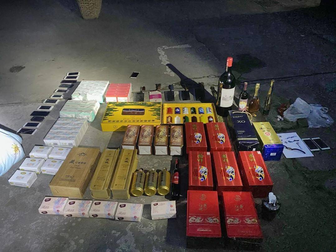 “贼不走空”？四川内江一奇葩小偷连卫生纸、背篼都偷