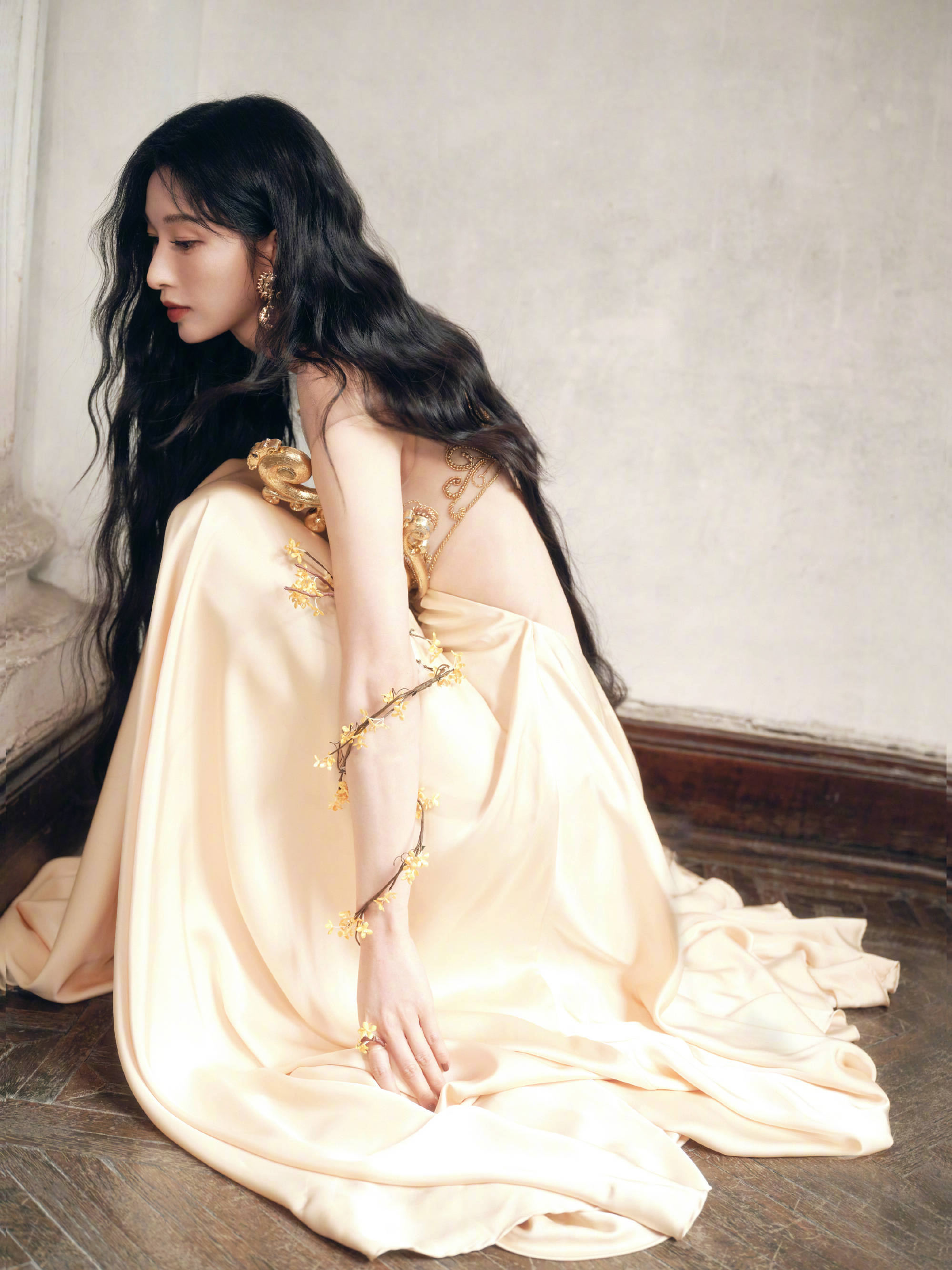 张俪把家乡桂花戴在手臂上走红毯！穿鎏金抹胸黄裙似女神