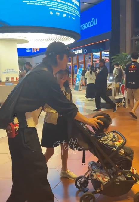 戚薇李承铉一家现身泰国！Lucky打扮洋气2岁儿子烫卷发好可爱