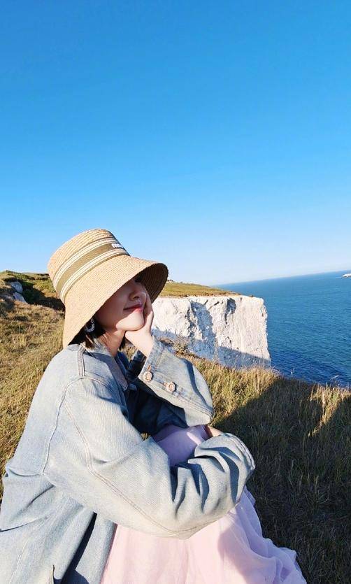 原创            唐艺昕晒英国带娃照，拍照者很神秘？细看构图是张若昀没跑了