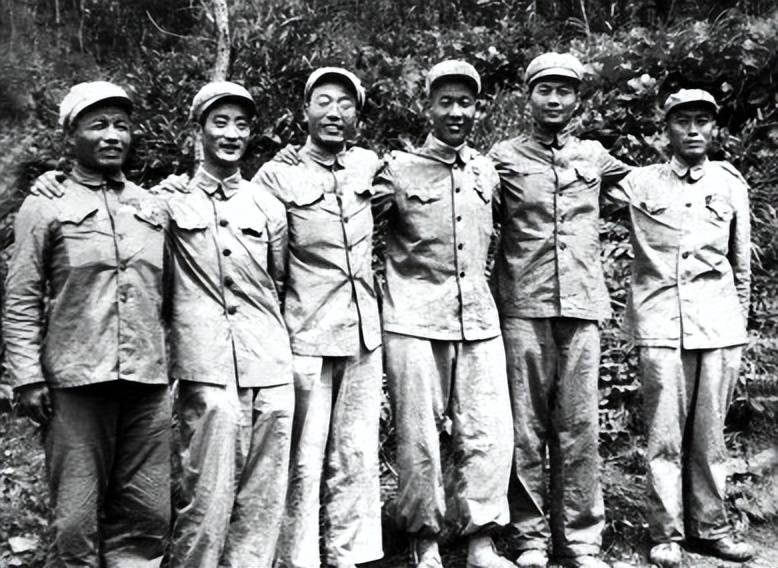 原创            机枪手瞄着敌人的脑袋打，连长却纠正道：应该对着敌人肚子打