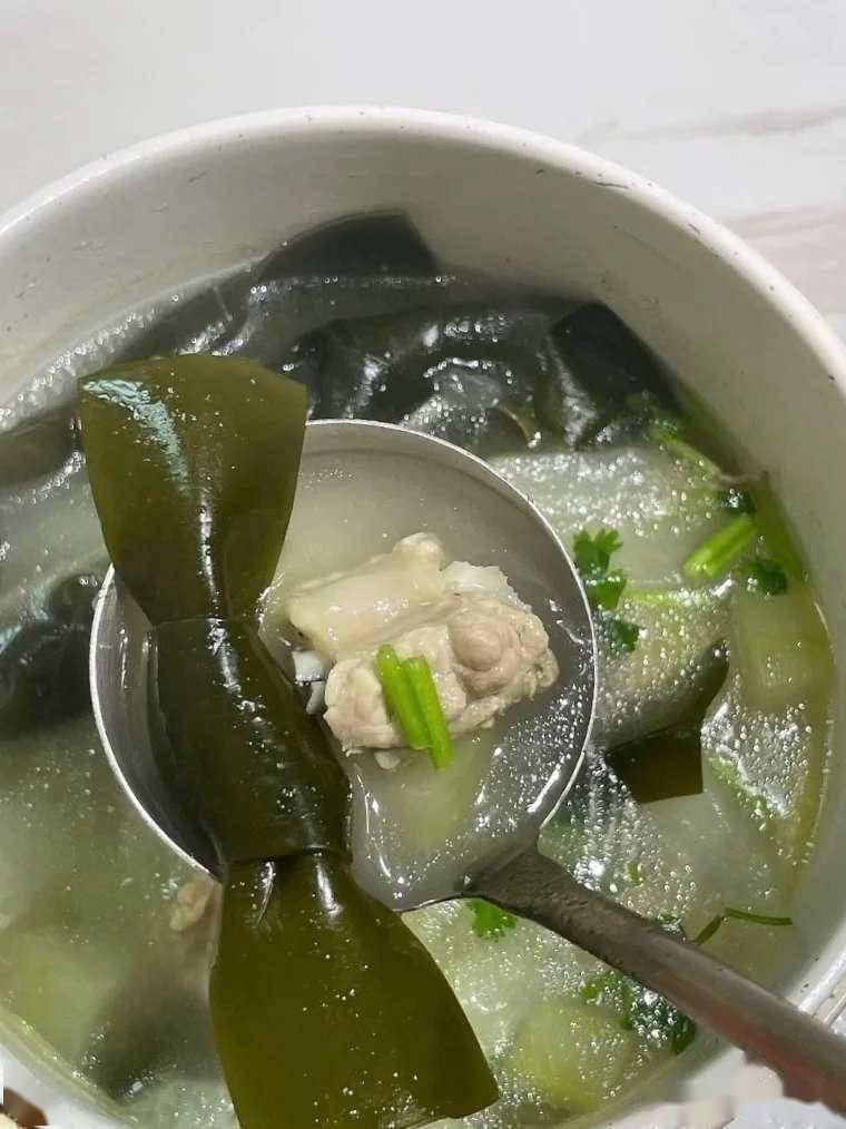 原创            50岁后少吃油腻，常吃4道“排毒菜”，养肝通便精神好