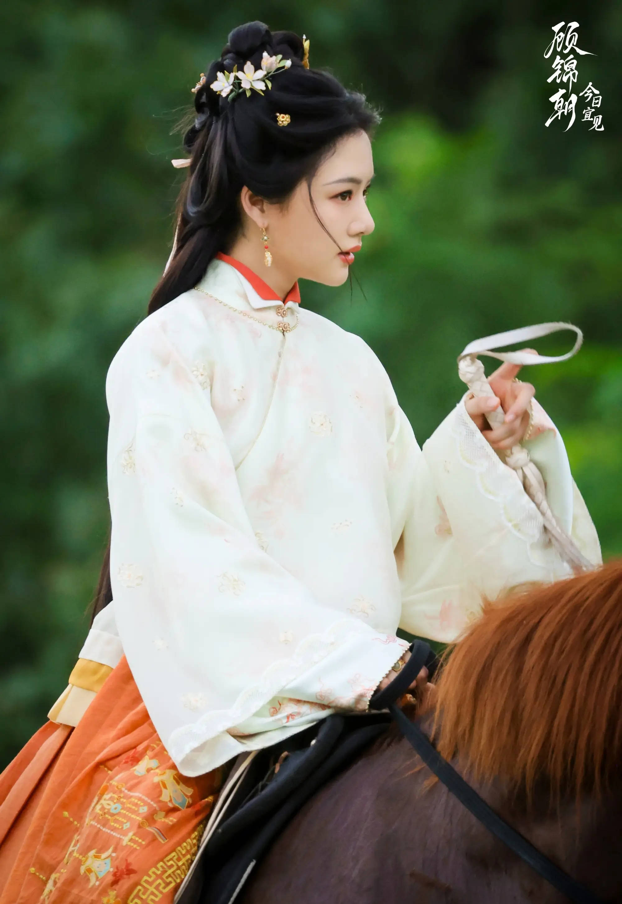 任敏穿白色汉服骑马松弛感满满 侧颜恬静温柔