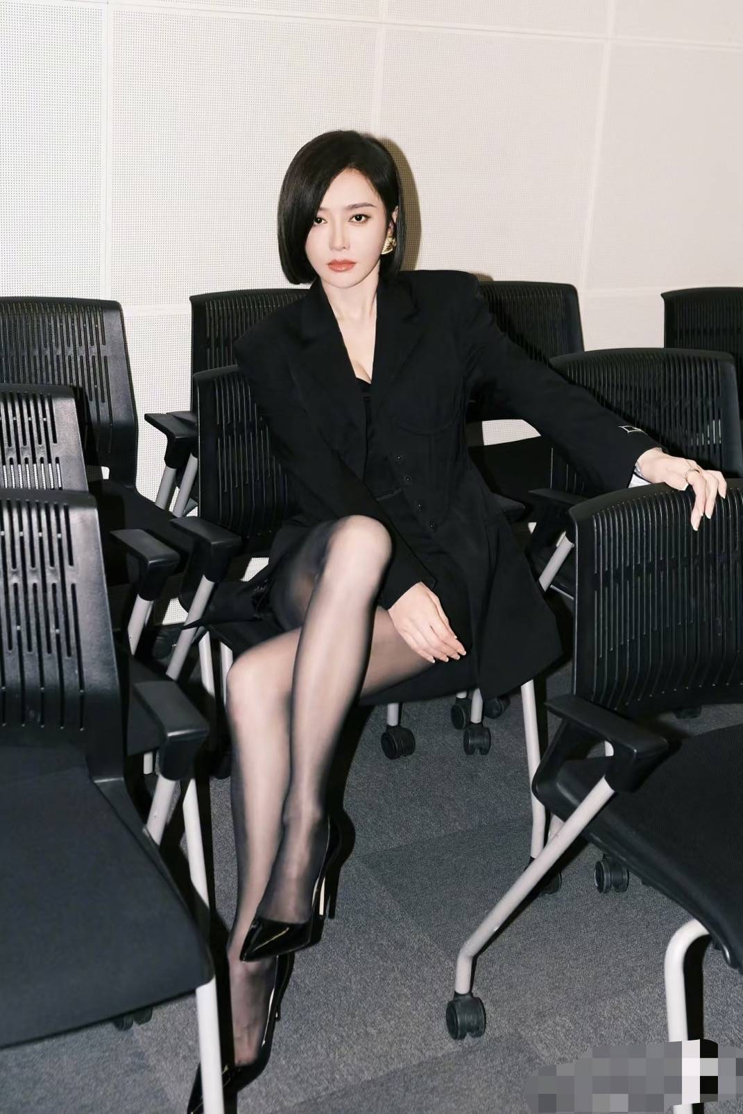 秦岚晒出最新夏季清凉写真，首次公布代言内衣美照，并晒出美腿照