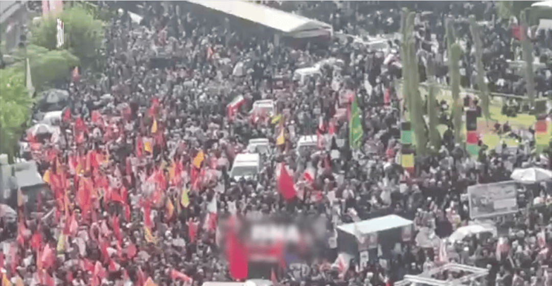 伊朗国葬现场：数万民众参加葬礼，围着灵车痛哭并用衣服擦拭棺椁，还有民众高呼“美国去死”