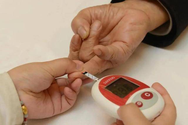 糖尿病患者不能喝牛奶？医生提醒：不想血糖失控，这3物最好少喝