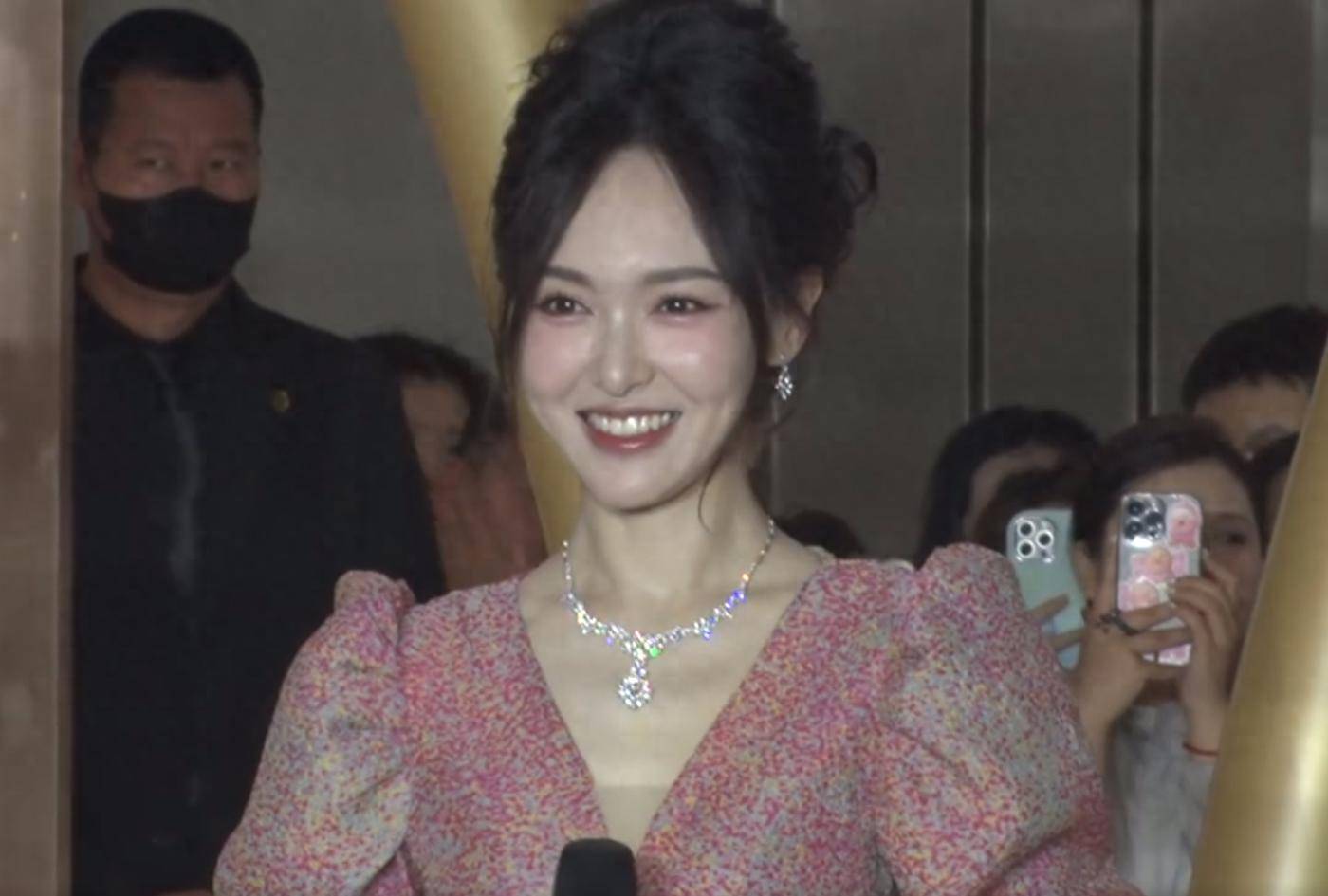 原创            唐嫣到底有多瘦？看清路人镜头下的腿围，我P图都不敢这么P