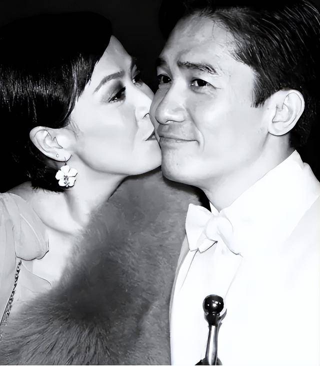 刘嘉玲与梁朝伟上海外滩牵手漫步被偶遇，恩爱37年，被指撞脸蔡明