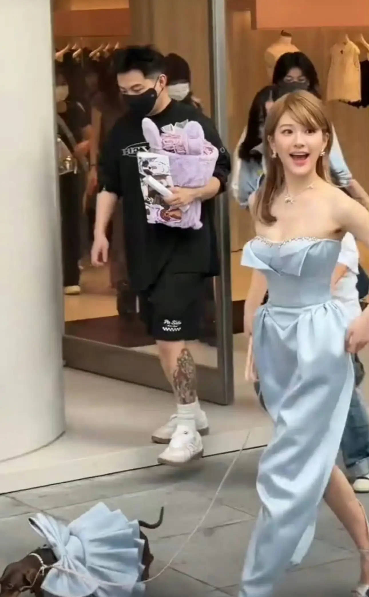 赵露思活动生图曝光 穿蓝色抹胸裙牵着宠物狗笑容灿烂