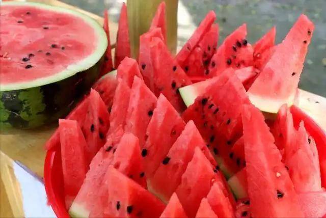 医生调查发现：经常吃西瓜，一段时间后，身体或出现这3个变化！
