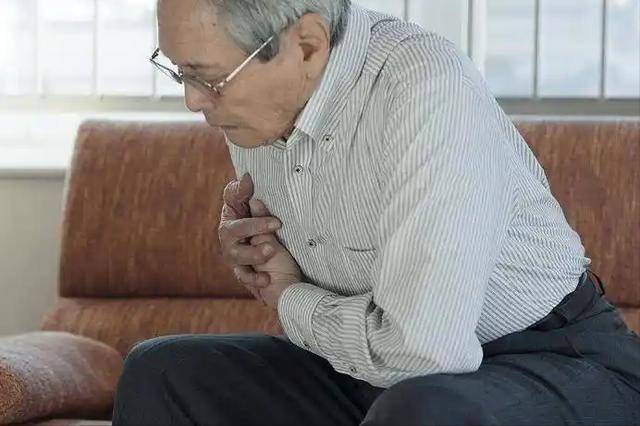 医生再三告诫：一旦确诊慢阻肺，这4个习惯必须戒掉，避免肺衰竭