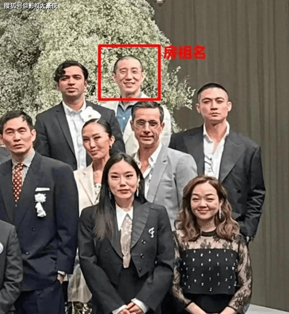 原创            42岁房祖名现身婚礼！秃顶暴瘦模样沧桑，比71岁成龙还显老