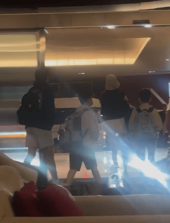 林志颖老婆陈若仪带三个儿子现身 15岁kimi比妈妈高