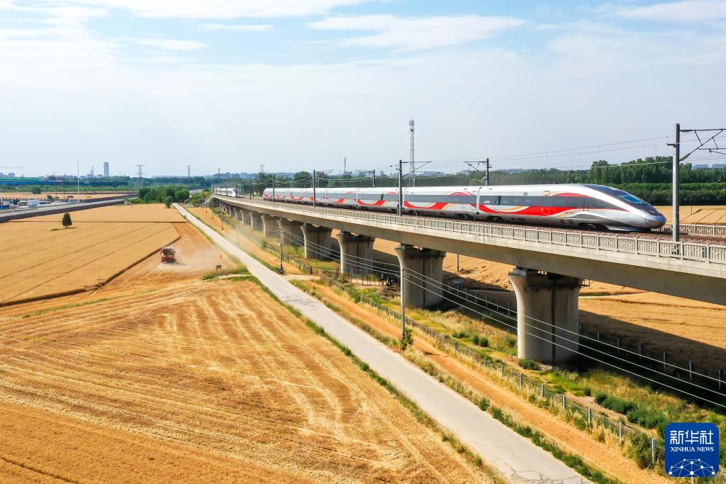 从“弯腰挥镰”到“科技加持”，一组照片看麦收变迁！