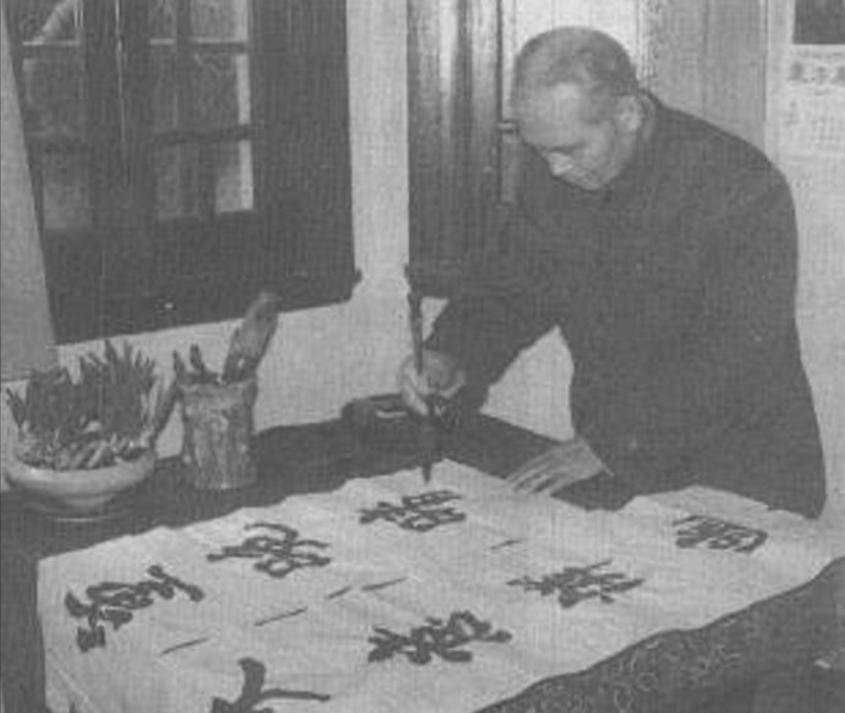 原创            邱行湘晚年去台探亲，蒋纬国送来一笔钱，他愤然：我不是来要钱的