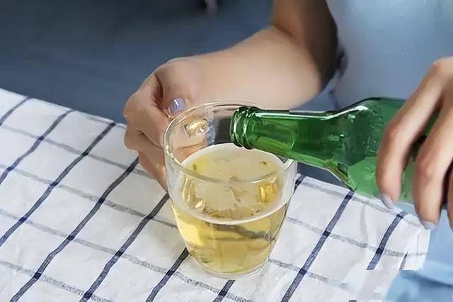 医生发现：男性若长期不喝酒，不用多久，身体或出现这4个变化